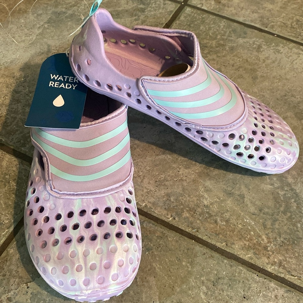 JBU Waterfall water shoes. New